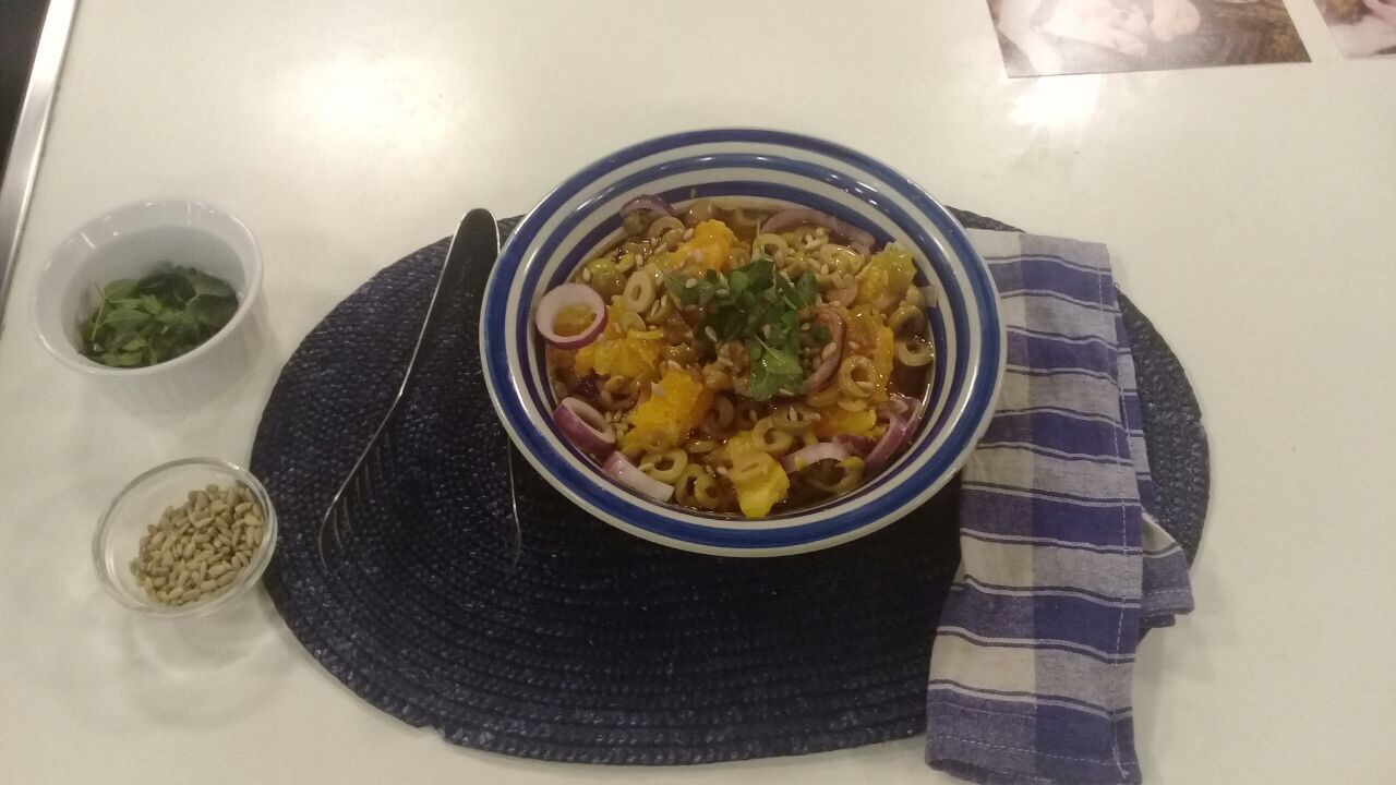 Ensalada deliciosa de naranjas con aceitunas verdes Revelación