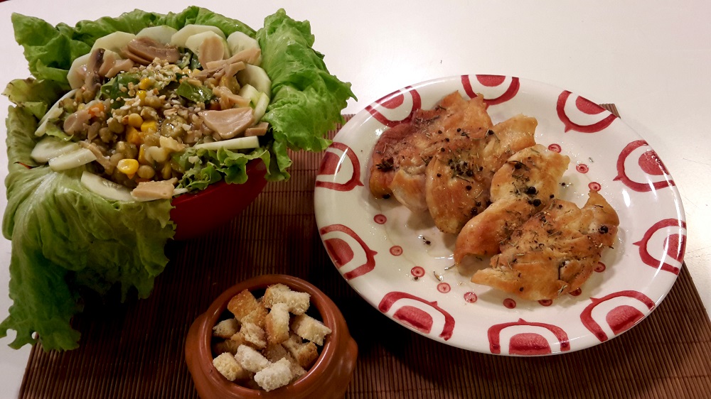 Ensalada primavera REVELACIÓN con pollo asado.