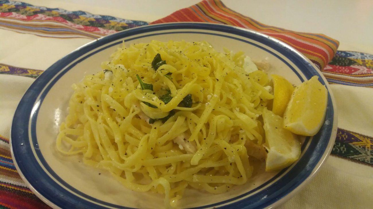 Pasta con pollo troceado y albahaca frita
