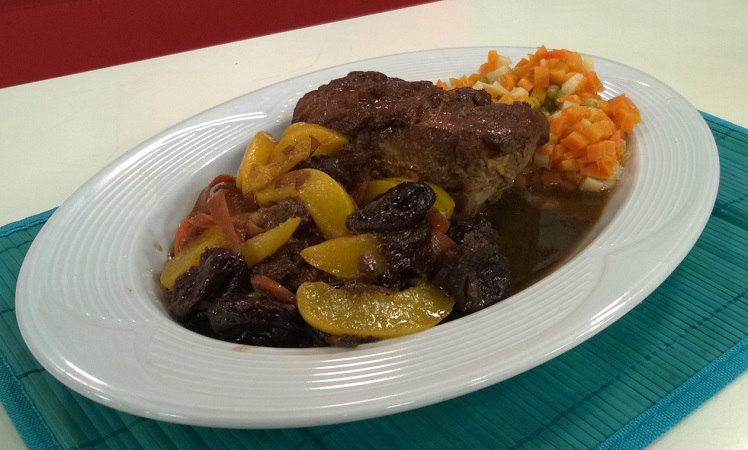 Cerdo asado en cerveza negra, ciruelas y duraznos