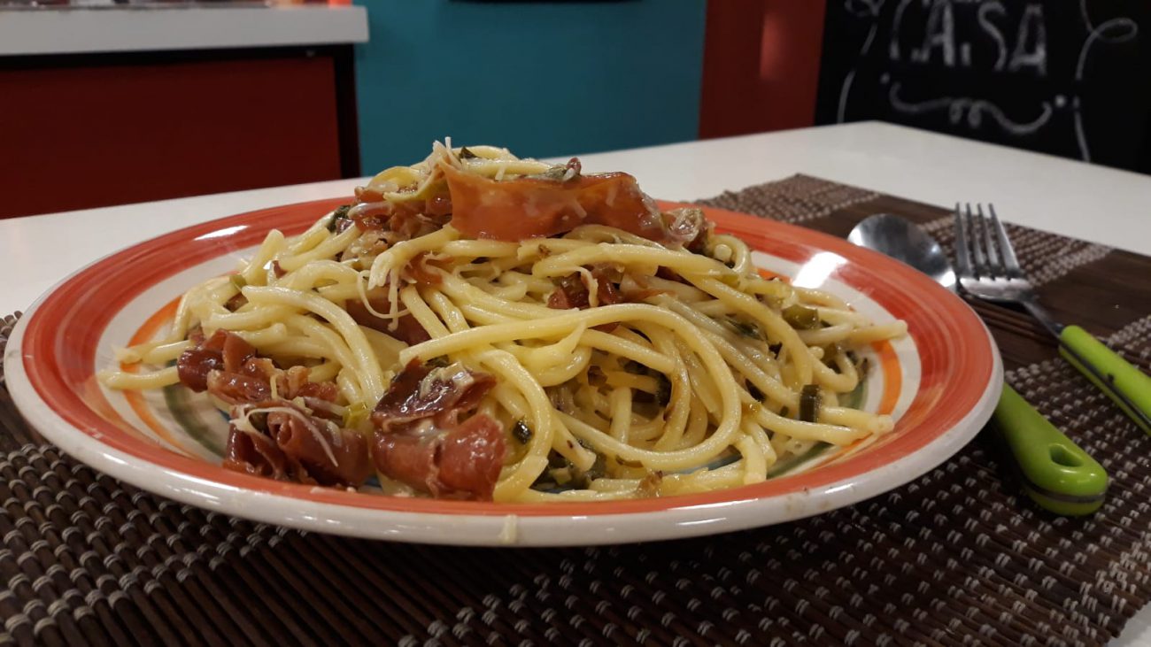 Foratti con puerros y jamón crudo