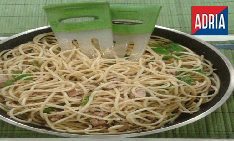 Foratti Adria con atún, hojas de menta y arvejas