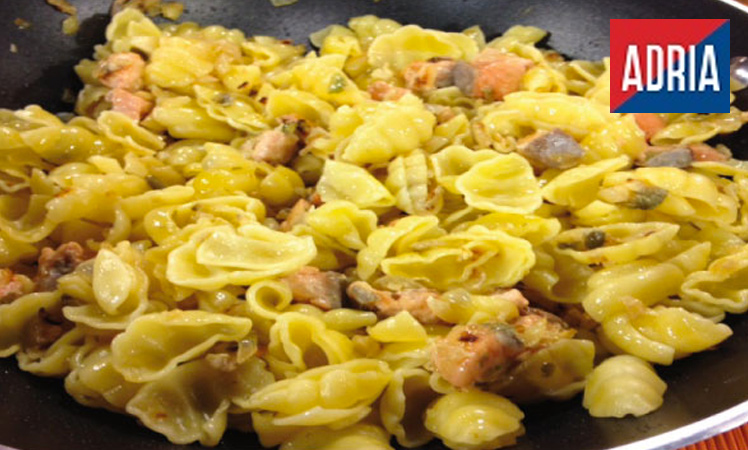 Ñoquis Adria con salmón y alcaparras