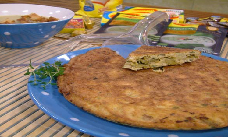 Tortilla de espárragos con bowl de crema de espárragos