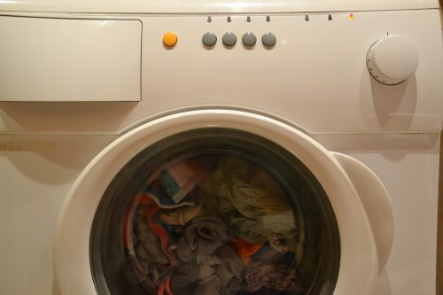 Ropa blanca manchada por ropa oscura en lavarropas