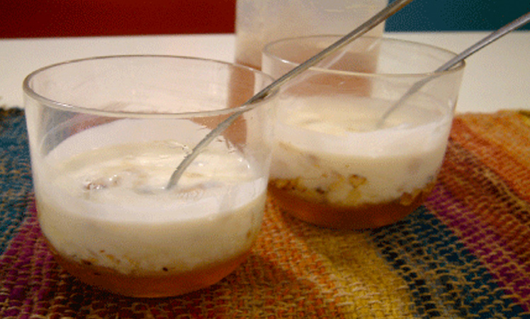 Yogur con almendras tostadas y miel